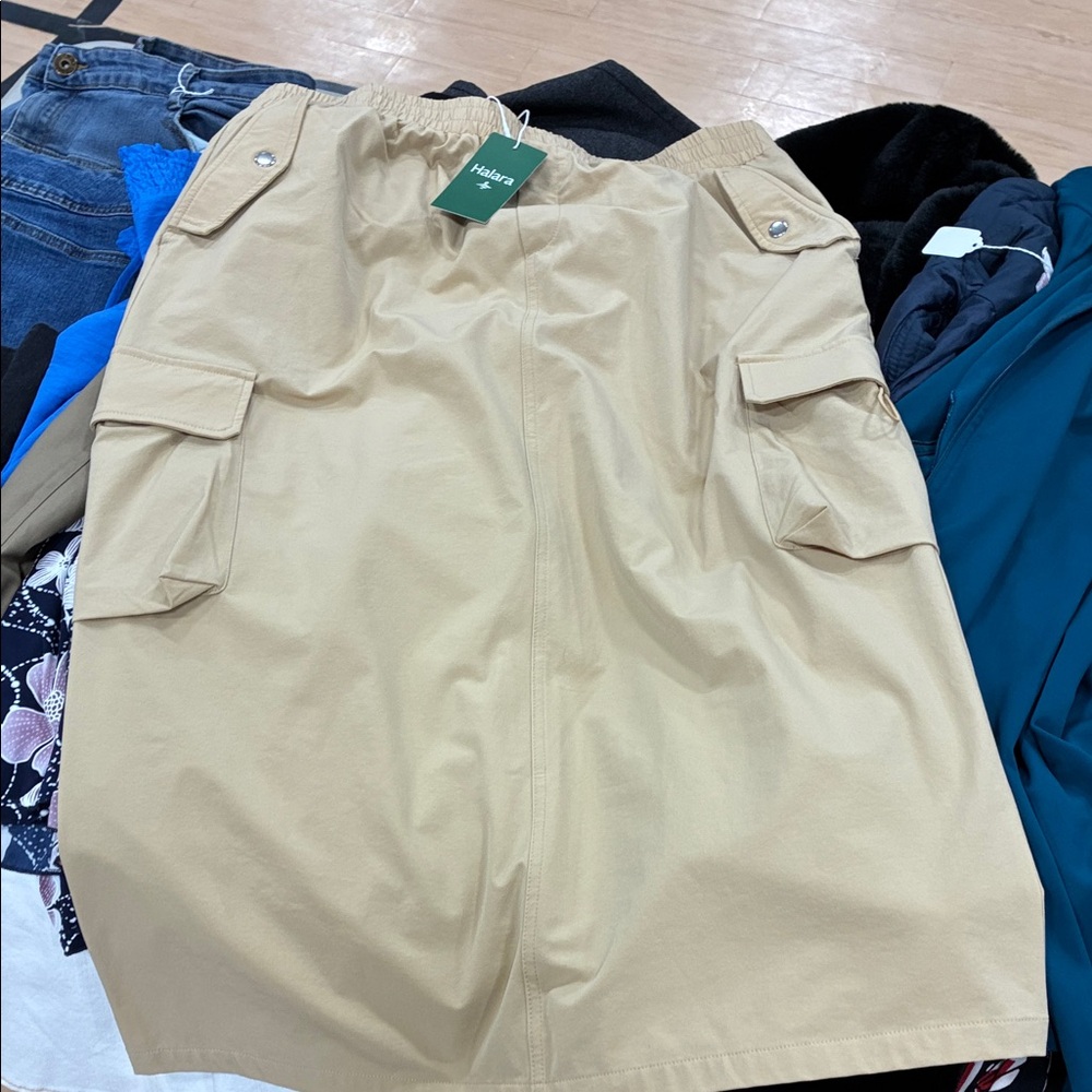 HALARA Women's Tan Cargo Skirt